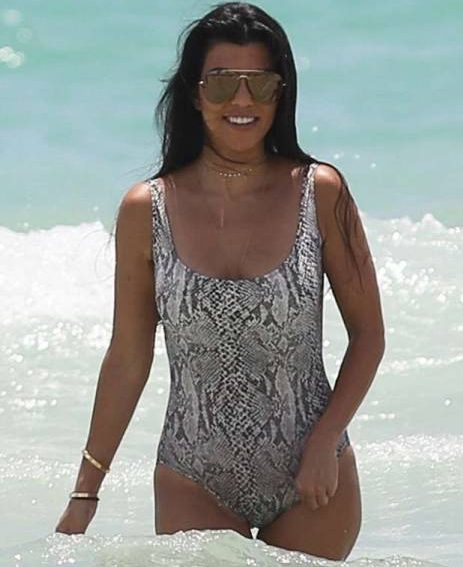 Kourtney Kardashian show her curvy figure in swimsuit