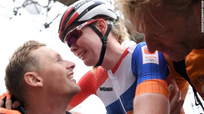 Dutch Cycling Leader Injured in Crash, Teammate Wins