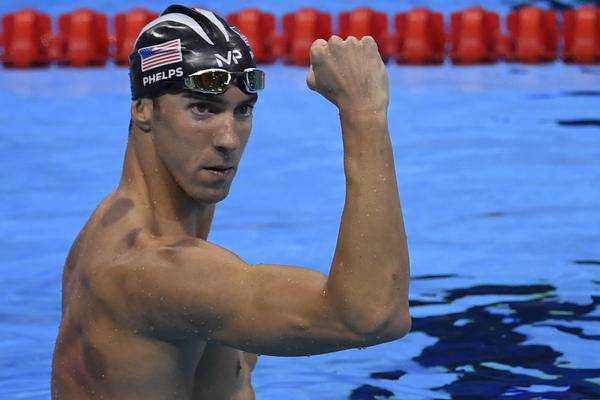 Michael Phelps wins gold in 200m butterfly