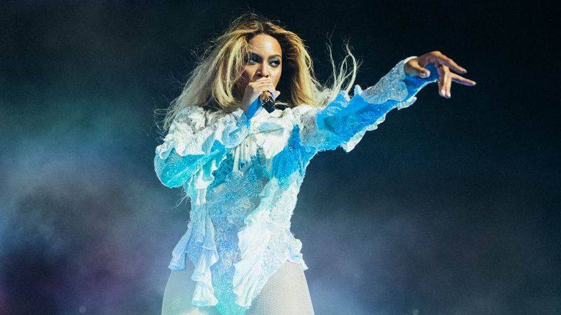 Beyoncé Helps Surprise Backup Dancers With Epic On-Stage Proposal