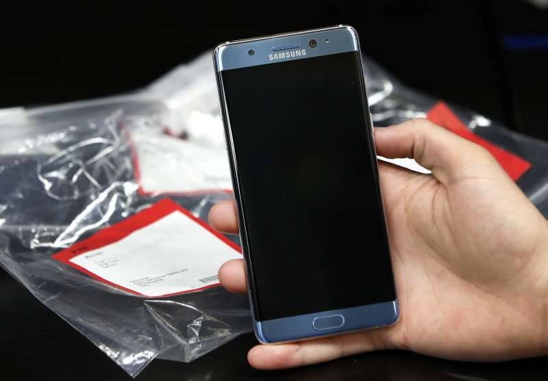 A flight was late because someone named their Wi-Fi hotspot Galaxy Note 7