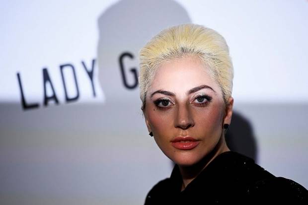 Gaga performs on London rooftop to promote new album