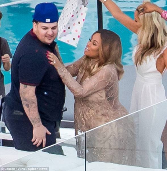 Rob Kardashian Finally Speaks Out: Lashes Out at Kim For Not Supporting Kanye & Tired of Paris Robbery