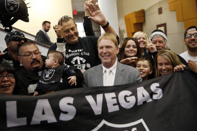 Casino mogul Adelson pulls out of Raiders-Vegas stadium deal