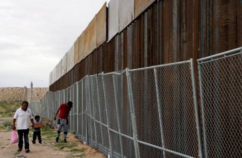 Congress looks to start building a Mexican border wall within months