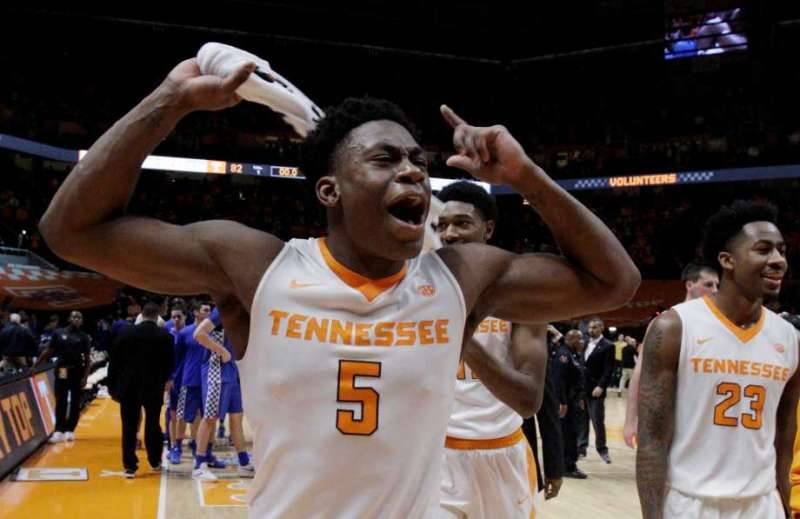 Hubbs helps Tennessee stun No. 4 Kentucky 82-80