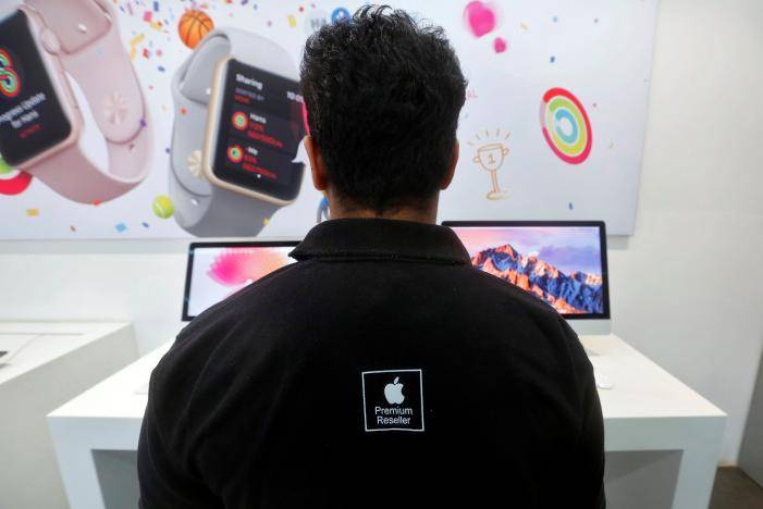 Indian Government Wants Apple, But Not All Officials Are Biting