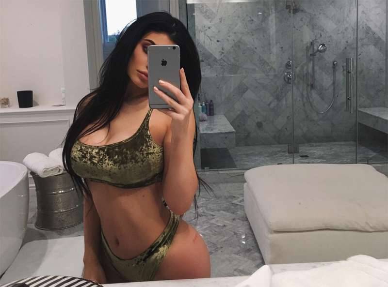 Kylie Jenner Says Goodbye to 2016 With One Last Bathroom Selfie