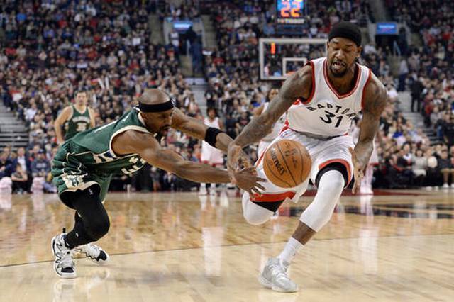 Lowry scores 32, Raptors end skid with 102-86 win over Bucks