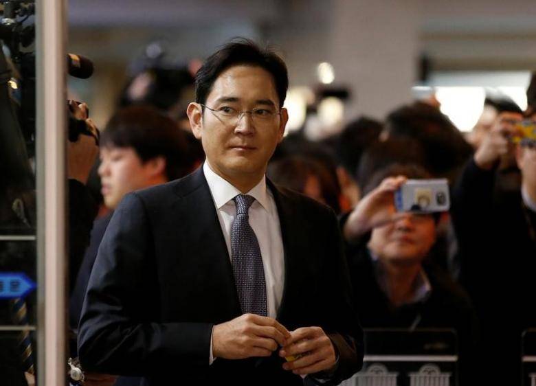 South Korea prosecutor seek arrest of Samsung chief for bribery