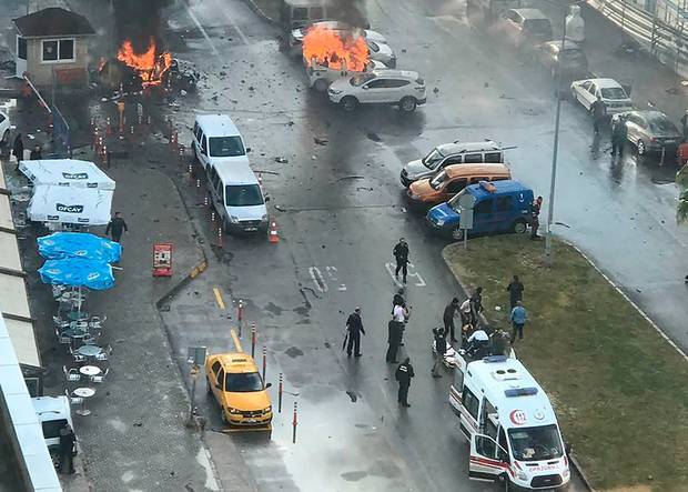 Turkey car bomb and gun attack on courthouse in Izmir