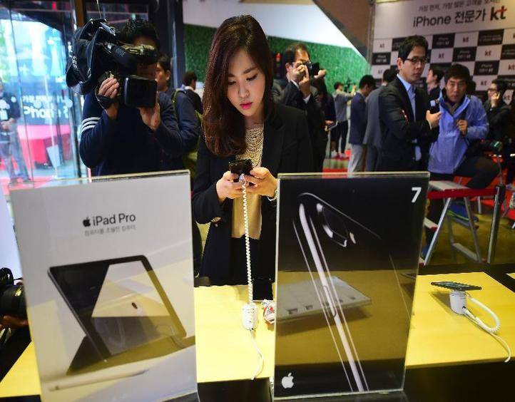 Why Samsung Wants The Next iPhone To Succeed