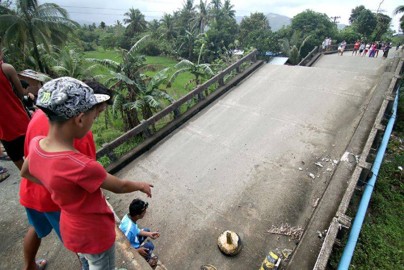 6 dead after strong quake shakes southern Philippines