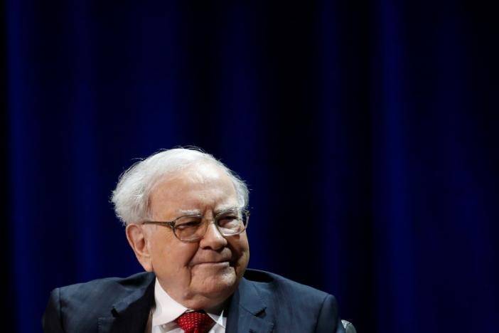 Berkshire takes huge bite of Apple, boosts airline stakes