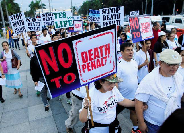 Thousands of Filipino Catholics march against death penalty, war on drugs
