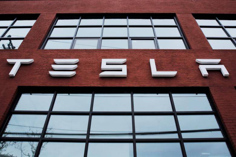 UAW says it will greet Tesla workers with open arms