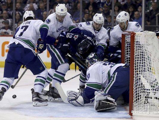 Hutchinson, Lowry lift Jets over Canucks 2-1