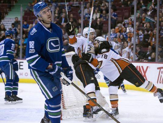 Perry, Eaves score early as Ducks down Canucks 4-1