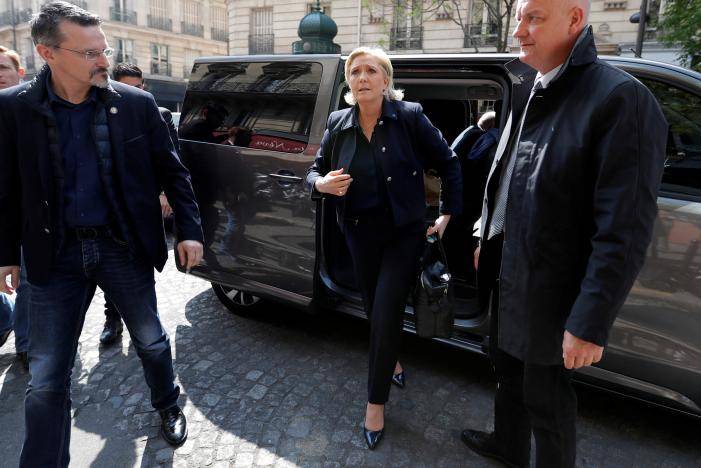 Holocaust comments drag on Le Pen’s French presidential bid