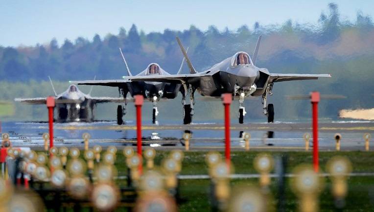 F-35 fighters grounded over oxygen problems