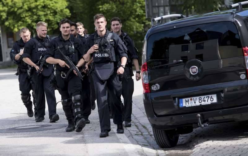 Police officer, others injured in Munich subway shooting