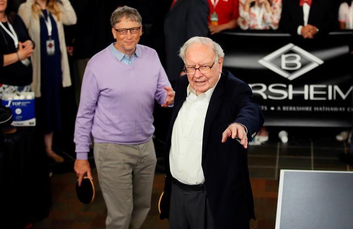 Berkshire Hathaway CEO Warren Buffett (R) Talks To Microsoft Founder Bill Gates As They Play Bridge During The Berkshire Hathaway Annual Meeting Weekend In Omaha, Nebraska