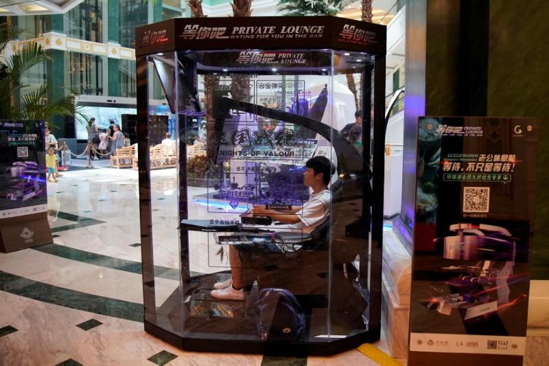 China mall offers ‘man pod’ havens for husbands wary of shopping