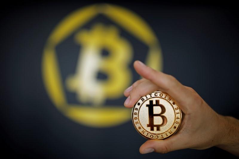 Bitcoin technology faces split, may create clone virtual currency