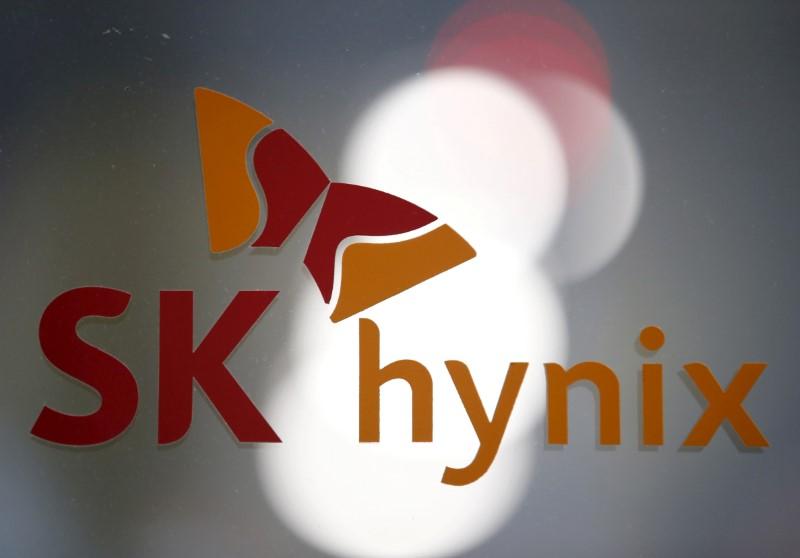 SK Hynix jumps over 3 percent as strong Apple earnings boost