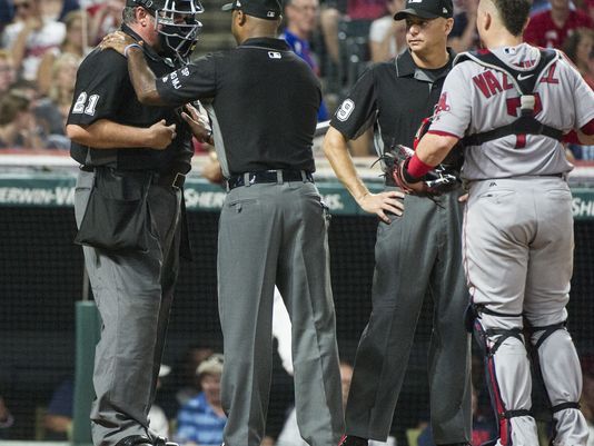 Umpire Wendelstedt leaves game after taking pitch off mask