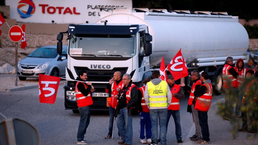 French unions block fuel depots in protest against labor reforms