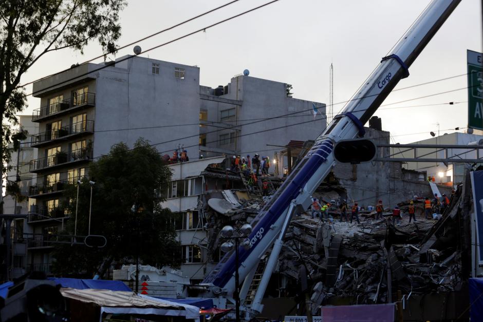 Mexicans turn to church as earthquake death toll hits 320