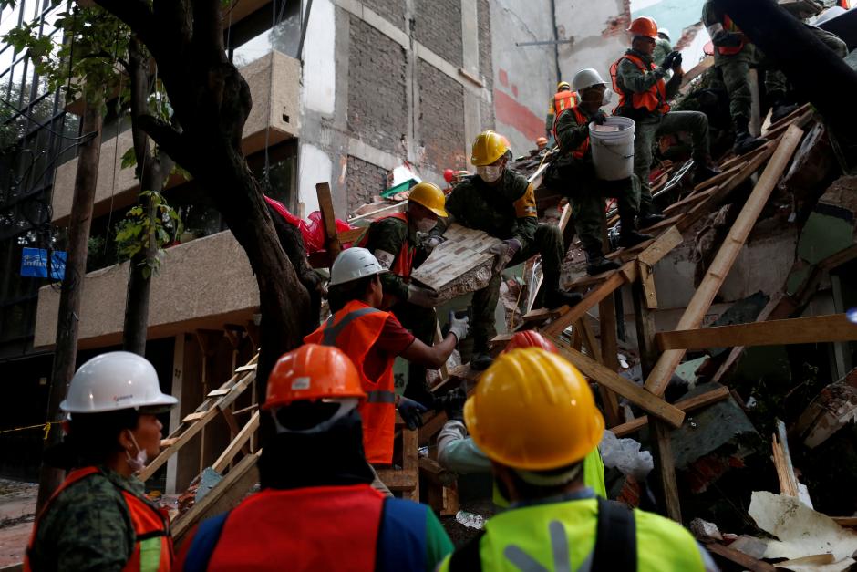 Mexico quake efforts continue amid calls for political austerity