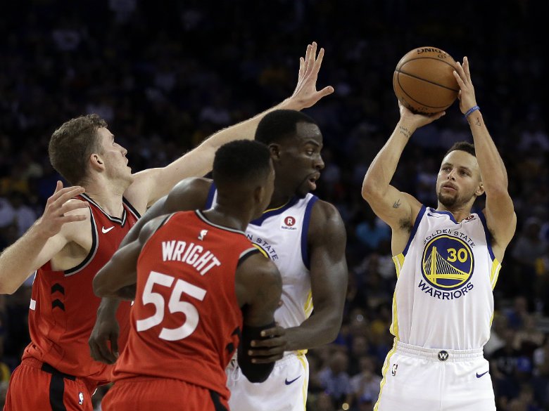 Curry, Durant hit key 3s late, Warriors hold off Raptors