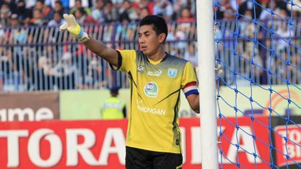 Indonesian goalkeeper dies after colliding with players during a match