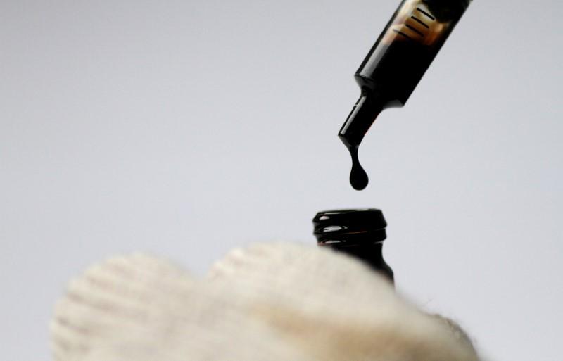 Oil prices rise on tightening supply strong demand