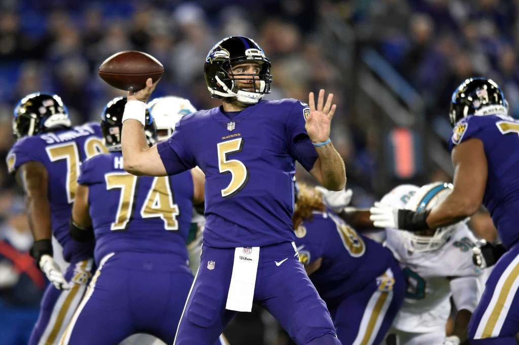 Ravens lose Flacco, beat Dolphins 40-0 behind defense