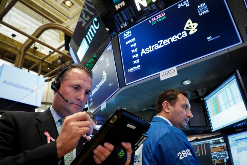 Wall St. extends run of record highs, services data upbeat