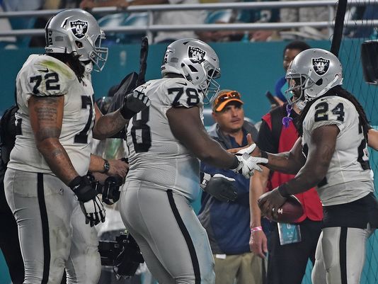 Oakland Raiders get 2 TDs from Marshawn Lynch to beat Miami Dolphins