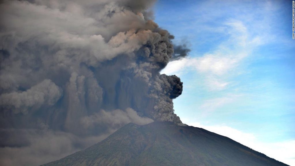 Indonesia volcano: Mount Agung eruption closes Bali’s main airport