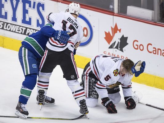 Thomas Vanek powers Canucks past Blackhawks 5-2