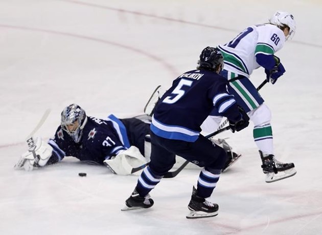 Hellebuyck stops 29 shots, Jets beat Canucks 1-0