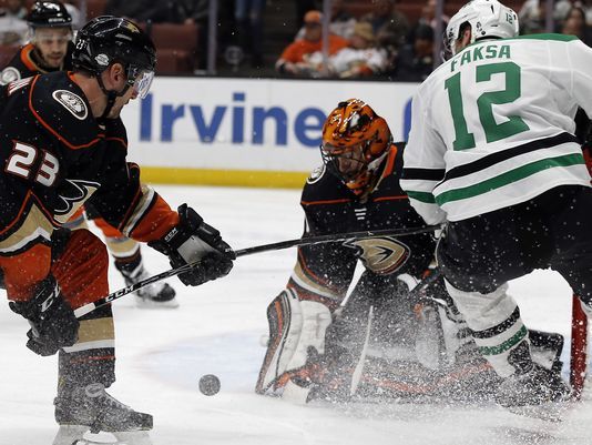 Miller stops 41 shots, Ducks beat Stars 2-0