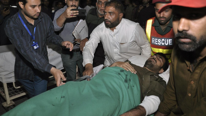 Bomb kills 9, wounds 27 in eastern Pakistan