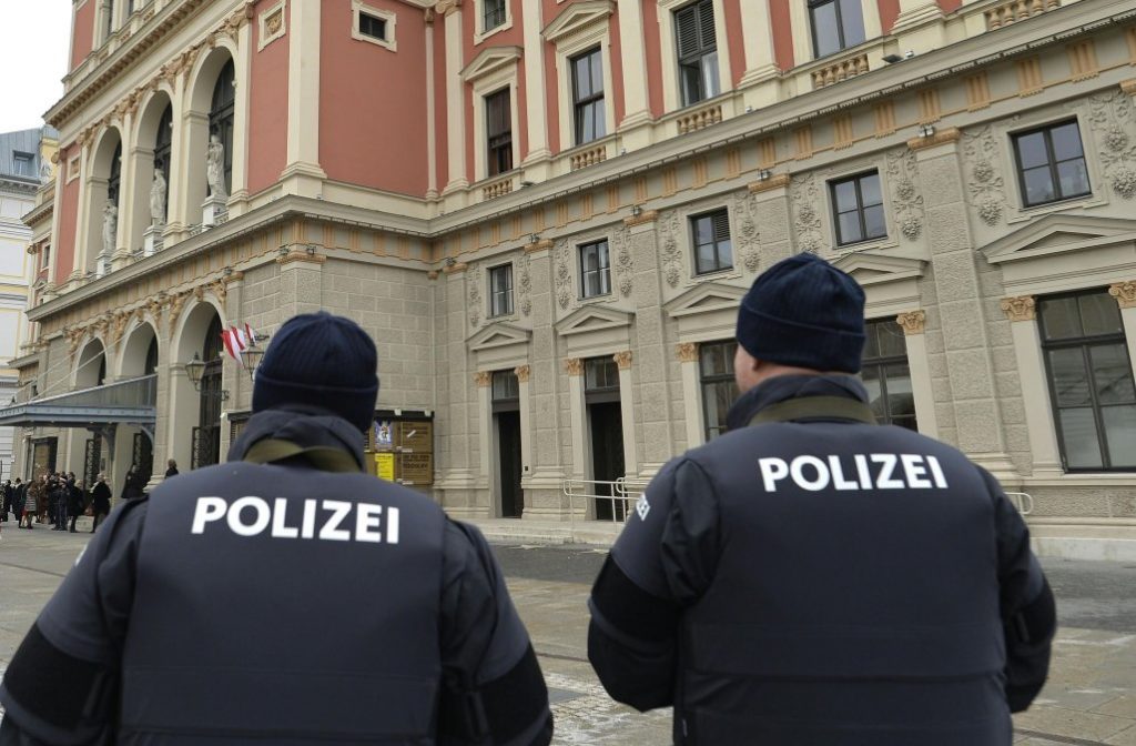 Four people seriously hurt in knife attacks in Vienna