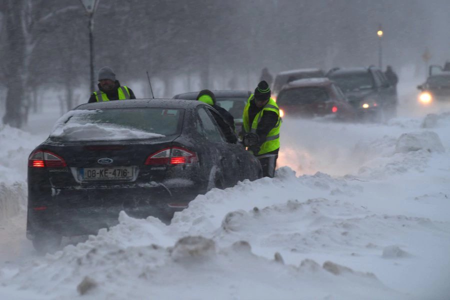 Police make arrests after Dublin supermarket attacked after storm