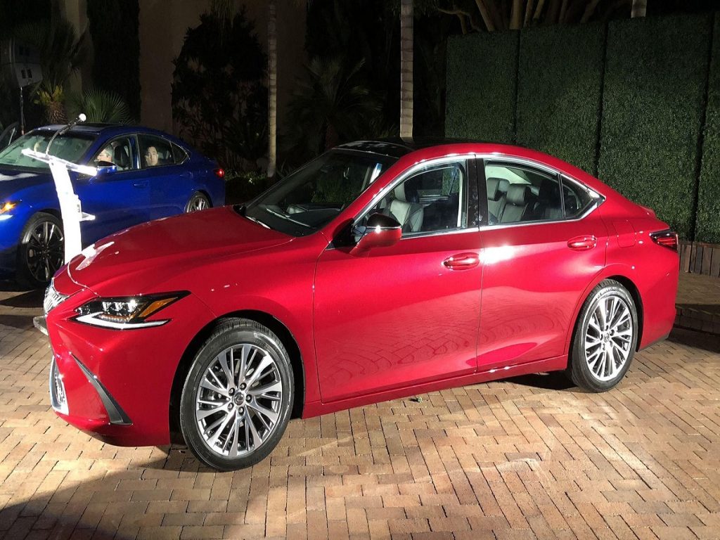 2019 Lexus ES adds F Sport model and Apple CarPlay tech